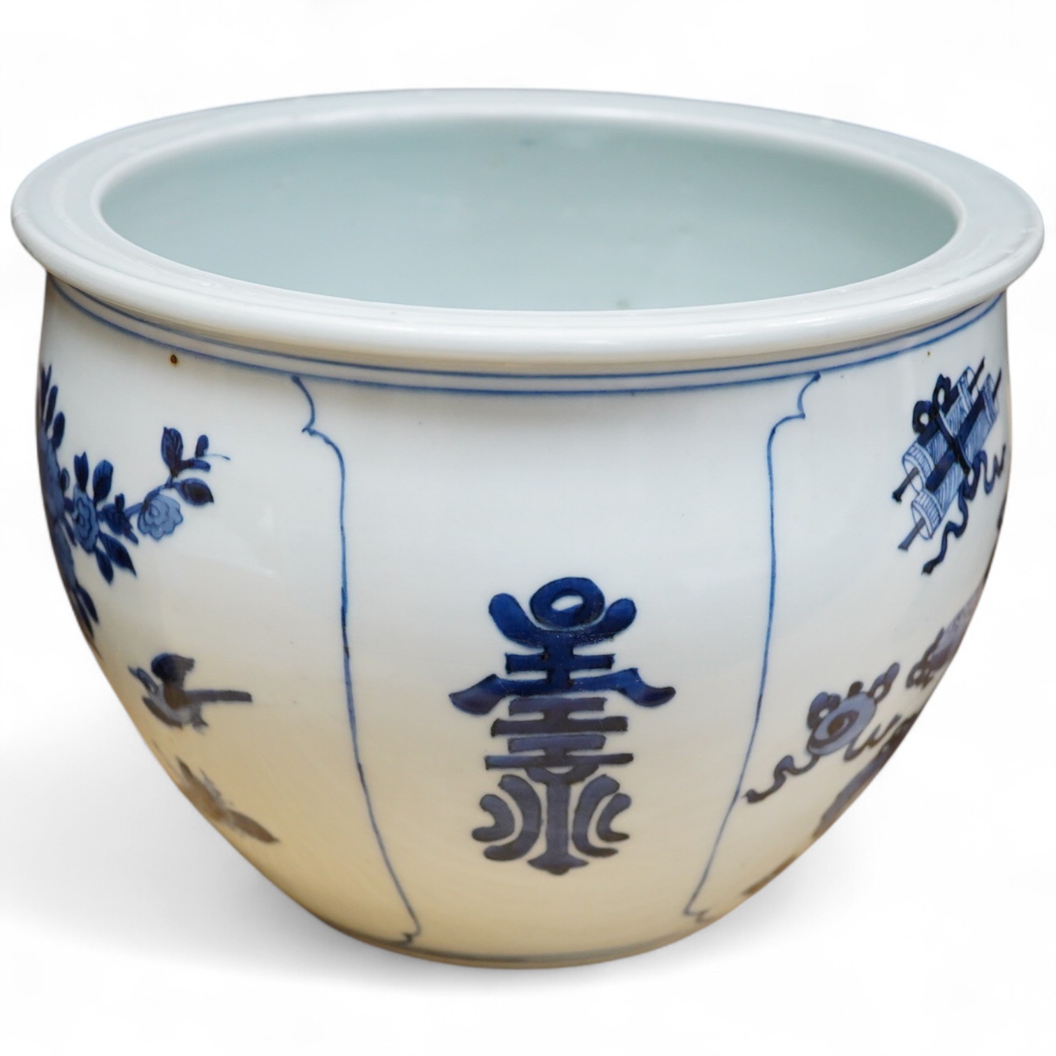 A Chinese blue and white jardiniere, 22cm in diameter